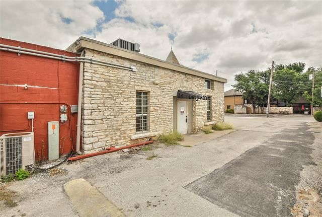 105 W Pearl St, Granbury, TX 76048